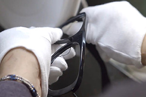 世界最高水準のメガネの産地福井・鯖江枠に、眼鏡作製技能士が一本いっぽんを丁寧に作ります。